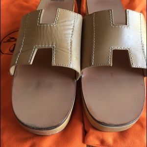 ALMOST NEW, VINTAGE HERMÈS LEATHER WOMENS’ SANDALS